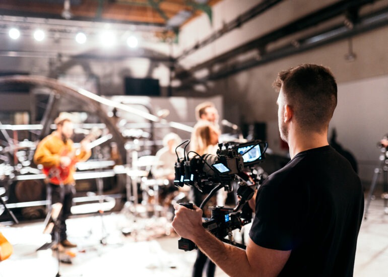 BTS Ogives - Brass Behind the scenes du tournage du clip du groupe Ogives, réalisé au Brass à Bruxelles. Un reportage photo de plateau pour documenter les coulisses du tournage, l’équipe au travail et les différents moments de la production.