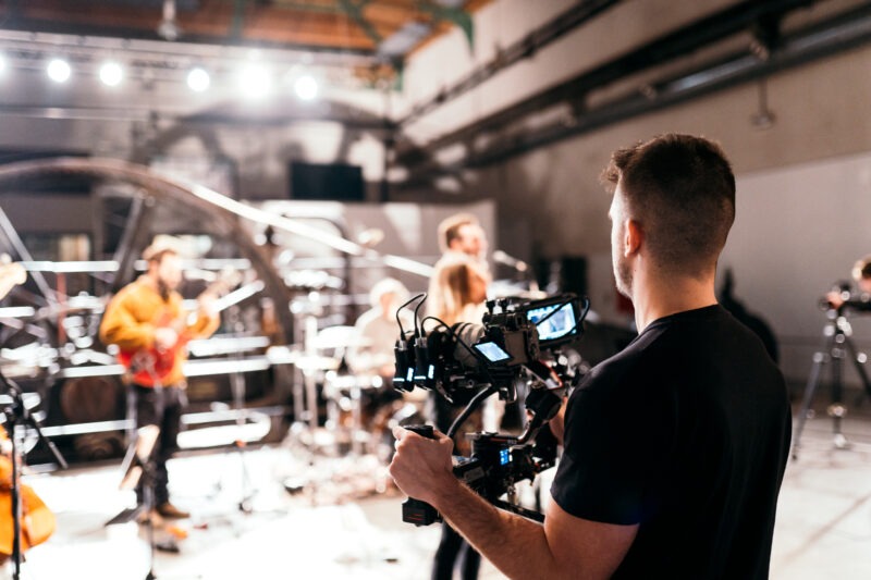 BTS Ogives - Brass Behind the scenes du tournage du clip du groupe Ogives, réalisé au Brass à Bruxelles. Un reportage photo de plateau pour documenter les coulisses du tournage, l’équipe au travail et les différents moments de la production.